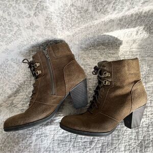 9 Clarks Heeled Sueded Ankle Boot Olive Green/Brown